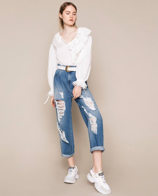 modelka w damskich jeansach